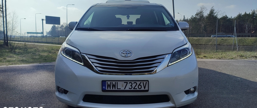 Toyota Sienna cena 119800 przebieg: 178000, rok produkcji 2016 z Kobyłka małe 254